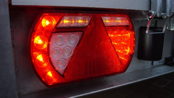 Tieflader 255x153cm 1500kg LED gebremst Rampenschacht – Bild 12