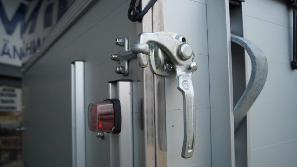 Pferdeanhänger Performance Voll-Aluminium 308x136x236 2400kg – Bild 7
